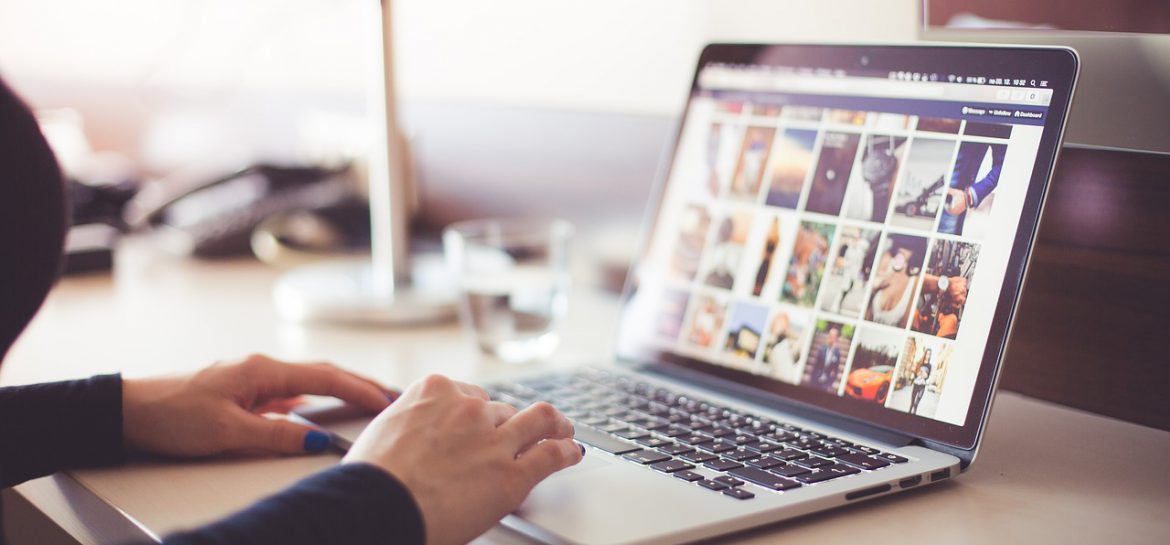 Apple MacBook Pro 15 2018 jest smukłą, aluminiową "bestią" w srebrnym i szaro-kosmicznym kolorze z eleganckimi, zwężającymi się krawędziami